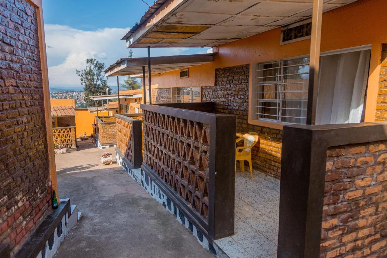 Auberge La Caverne Кигали Екстериор снимка