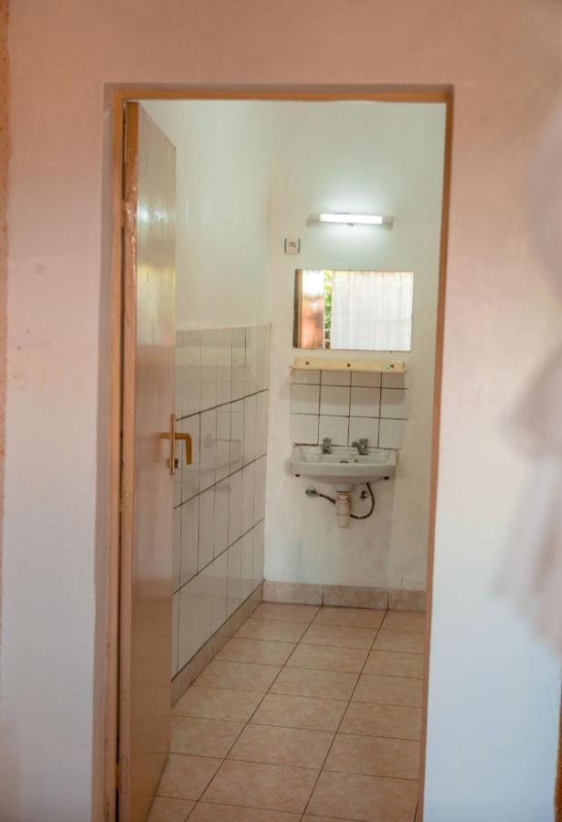 Auberge La Caverne Кигали Екстериор снимка